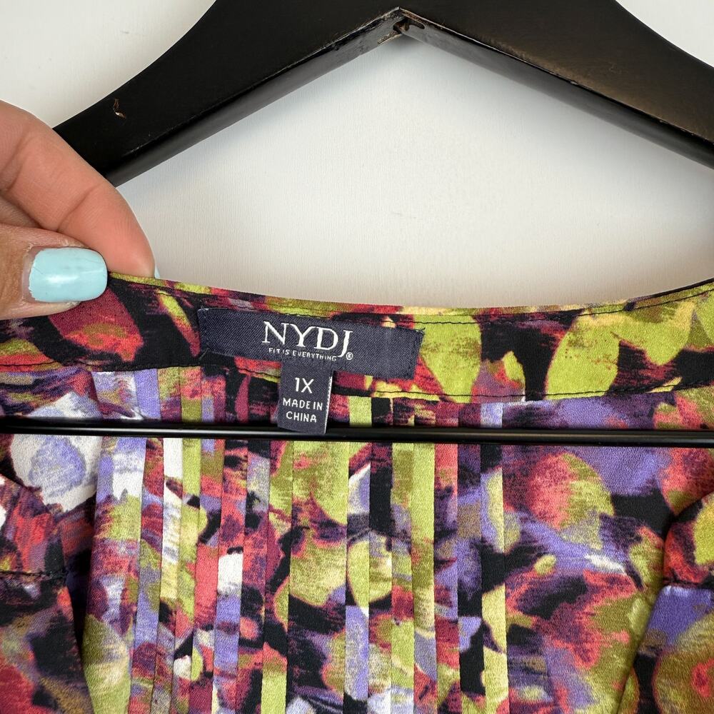 NYDJ Floral Button Down VNeck Blouse 3/4 Purple Green Polyester - Plus Size 1X - Picture 5 of 11
